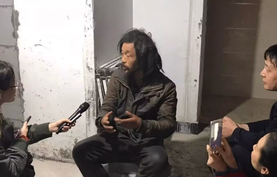 Được biết, từ nhỏ Trầm Nguy đã yêu thích đọc sách, tuy nhiên nhà nghèo, không có điều kiện mua nhiều sách. Vì vậy, ông thường nhặt nhanh đồ bỏ đi bán ve chai kiếm tiền mua sách.