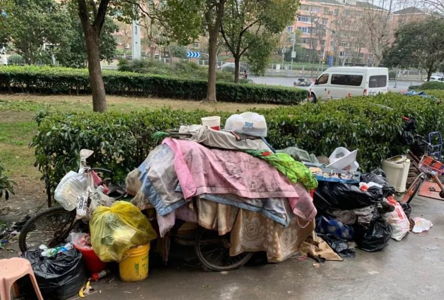 Vì vậy, ông cũng không phải sống quá thiếu thốn, vẫn có lương hưu. Việc người đàn ông đi nhặt rác, sống lang thang là vì muốn giúp phân loại rác, bảo vệ môi trường tốt hơn.