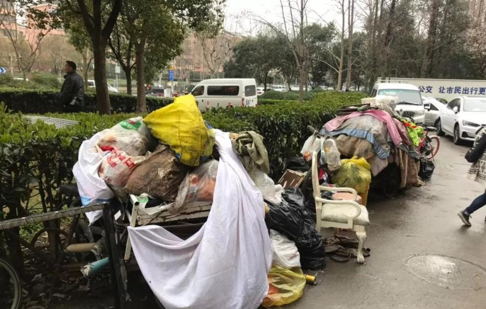 Lớn lên, có học thức, ông làm cho Văn phòng kiểm toán quận Từ Hối, Thượng Hải từ năm 1986. Tuy nhiên đến năm 1993, vì sức khỏe yếu, ông xin về hưu. Trong 26 năm qua, Văn phòng quận vẫn trả lương cho ông đều.