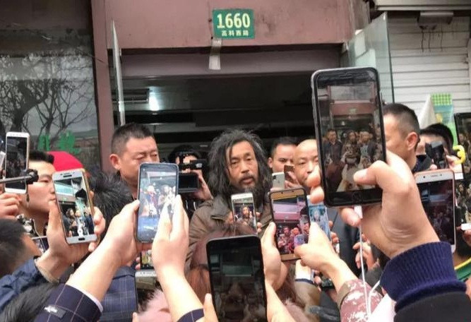 Những ngày gần đây, tại Thượng Hải, Trung Quốc, một người vô gia cư, lang thang nhặt rác bỗng nhiên trở nên vô cùng nổi tiếng nhờ tri thức hiểu cao biết rộng và tài xuất khẩu thành thơ của mình.