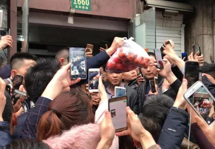 Theo tìm hiểu, người vô gia cư này có tên là Trầm Nguy, người Thượng Hải. Mặc dù mặc quần áo rách rưới, gương mặt lấm lem, đầu tóc rối bù nhưng Trầm Nguy thực sự ăn nói rõ ràng, giảng giải rất hay những cuốn sách kinh điển như Luận Ngữ, Tả Truyện, Kinh Thư...