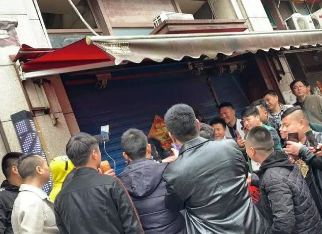 Không chỉ có thế, người đàn ông này còn có con mắt rất sáng, có khả năng xuất khẩu thành thơ, vô cùng thuần thục, khiến nhiều người không khỏi ngưỡng mộ, bội phục.