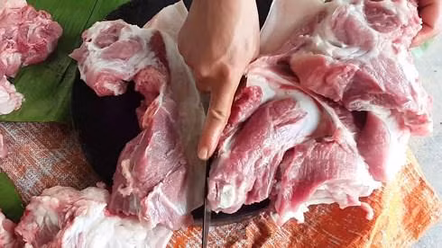 Mua thit lon ma thay co dau hieu nay, cho co an keo ca nha nhap vien