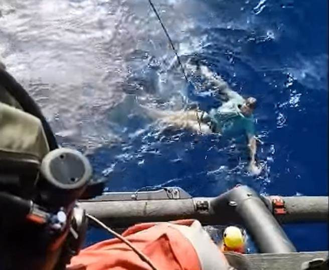 Roi xuong bien suyt chet, nguoi dan ong song sot nho vat khong ngo