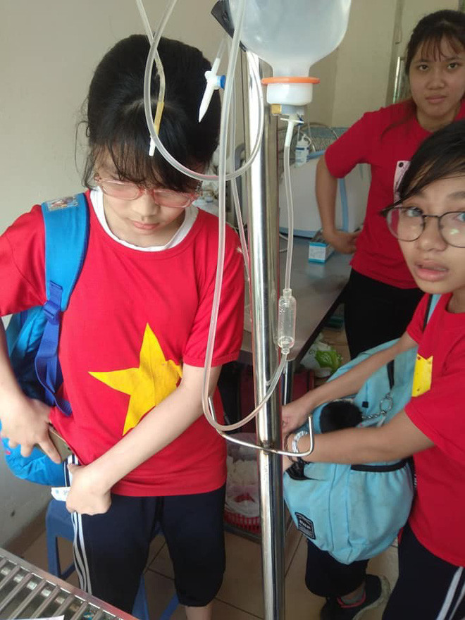 Xuc dong 2 co be lop 7 om chu chuot bi thuong toi phong kham-Hinh-2