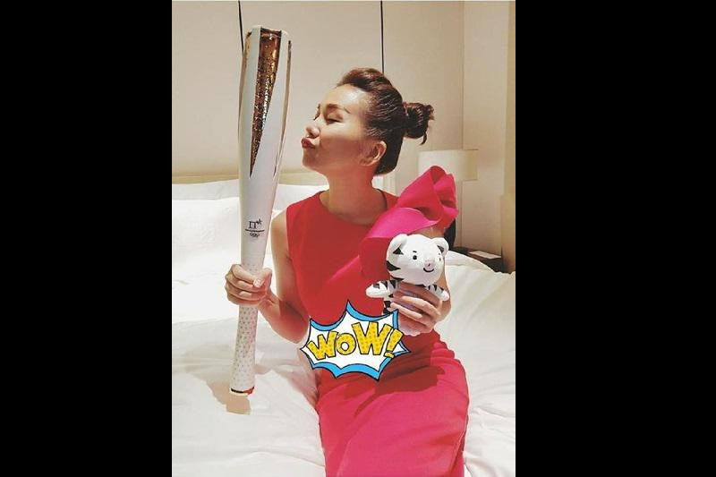 Phòng ngủ với tông màu trắng tạo cảm giác thư thái, nhẹ nhàng.