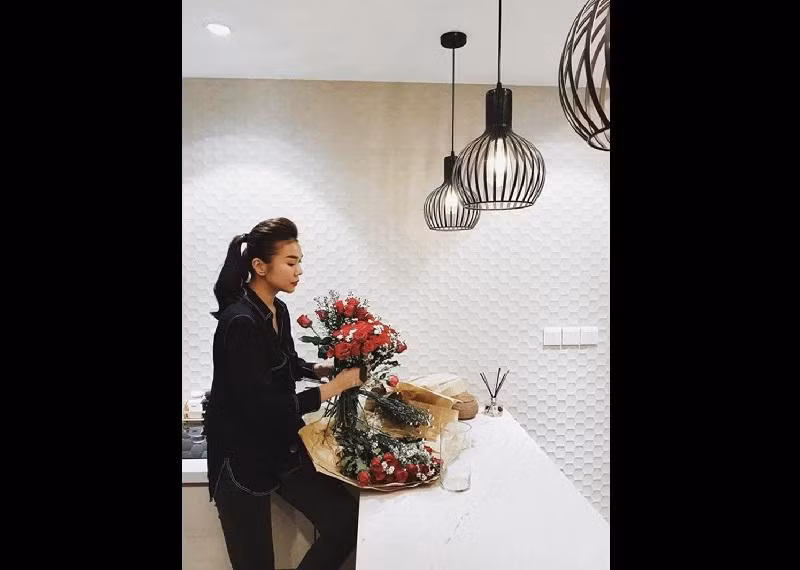 Cô rất chú ý đến yếu tố phong thủy trong không gian nhà ở nên ngôi nhà luôn mang nét nhẹ nhàng và tinh tế.