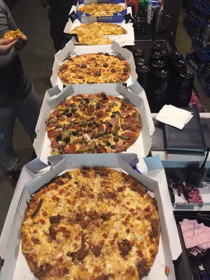 Sep mua 23 coc tra sua tang sinh nhat 23 tuoi cho nhan vien-Hinh-6