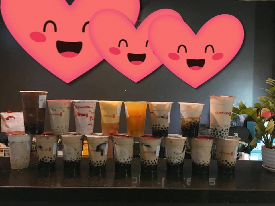 Sep mua 23 coc tra sua tang sinh nhat 23 tuoi cho nhan vien