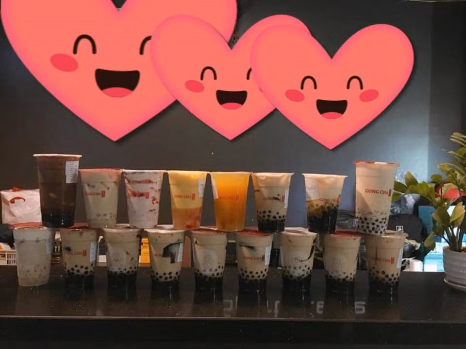 Sep mua 23 coc tra sua tang sinh nhat 23 tuoi cho nhan vien