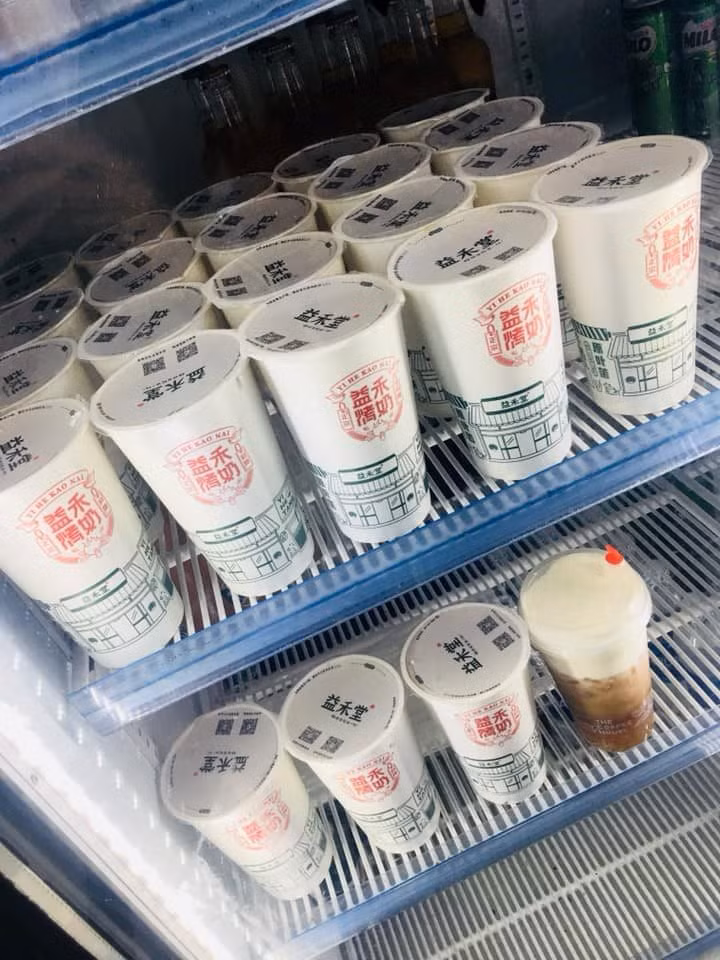 Sep mua 23 coc tra sua tang sinh nhat 23 tuoi cho nhan vien-Hinh-2