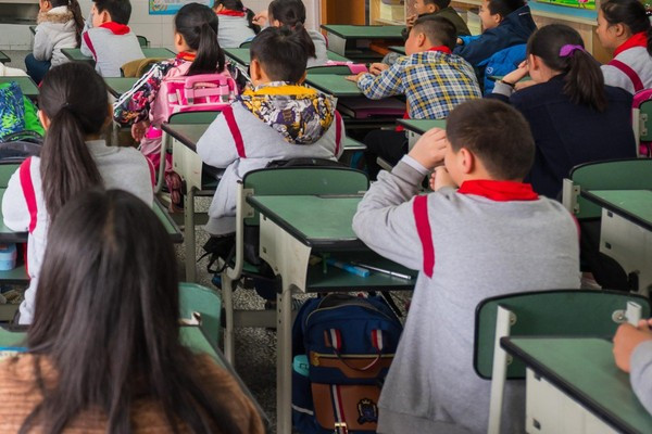 Bat hoc sinh tu tat vao mat minh hang chuc cai, giao vien bi dinh chi viec