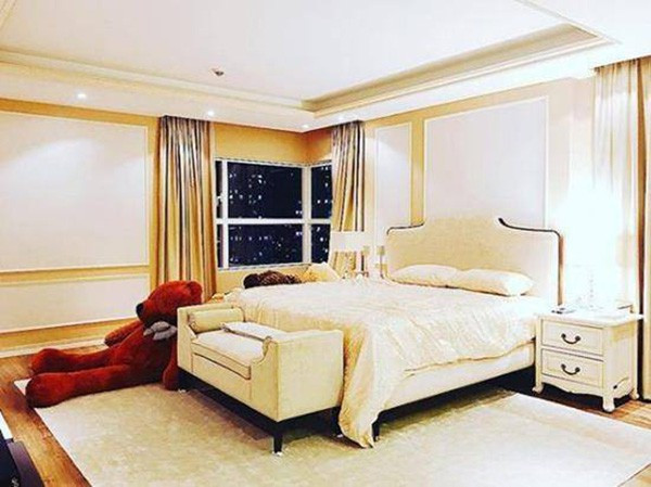 Phòng ngủ của cô cũng được bài trí đơn giản, hạn chế tối đa đồ đạc. 