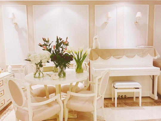 Hoa tươi xuất hiện khắp nơi trong ngôi nhà. 