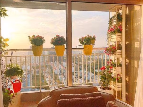 Người đẹp từng dành nhiều thời gian cho việc chăm sóc hoa ở ban công cũng như cắm hoa trang trí trong nhà. 