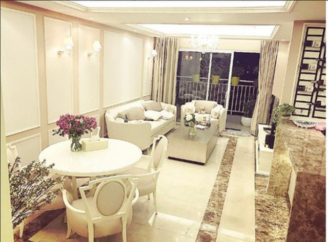 Hai năm sau khi đăng quang Hoa hậu Hoàn vũ Việt Nam 2015, Phạm Hương tậu được căn hộ cao cấp đầu tiên, tọa lạc trong một tòa chung cư ở trung tâm TP HCM. 