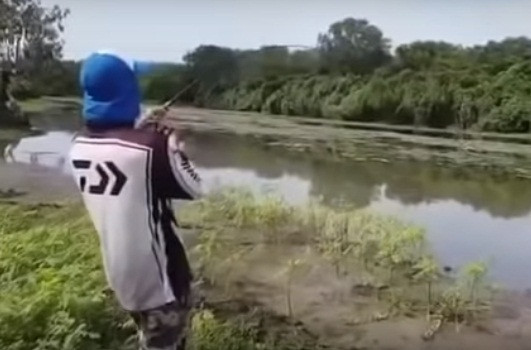 Tuong ca can cau, can thu hot hoang thay thu hai hung lao den