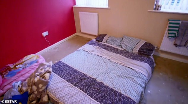 Anthony phải làm việc 6 ngày một tuần. Tiền lương hàng tháng rơi vào khoảng 1000 bảng Anh. Sau khi trả tiền thuê nhà, các hóa đơn và chi phí thực phẩm mỗi tháng, anh chỉ còn dư lại 40 bảng. Hai vợ chồng không thể tiết kiệm tiền.