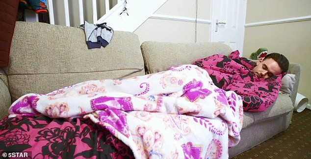 Nhìn chung, Alex có một cuộc sống giàu có, xa xỉ và rất khó cảm nhận cuộc sống nghèo đói của những người có thu nhập thấp. Mới đây, Alex đã tham gia chương trình "Rich Kids Go Skint", trải nghiệm cuộc sống của người nghèo.