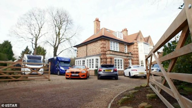 Theo thông tin đăng tải, năm nay mới chỉ 20 tuổi nhưng Alex đã sống trong một căn biệt thự bề thế ở Middlesbrough. Chàng trai trẻ giàu có cũng sở hữu nhiều siêu xe, đeo đồng hồ trị giá vài tỷ đồng.