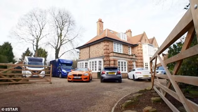 Theo thông tin đăng tải, năm nay mới chỉ 20 tuổi nhưng Alex đã sống trong một căn biệt thự bề thế ở Middlesbrough. Chàng trai trẻ giàu có cũng sở hữu nhiều siêu xe, đeo đồng hồ trị giá vài tỷ đồng.