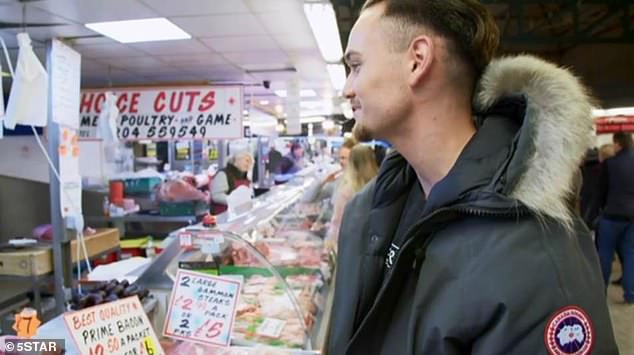 Những ngày sau, Anthony đưa Alex đi làm bán thời gian. Sau đó, hai người đi phát tờ rơi. Mặc dù không được trả nhiều tiền nhưng cũng đủ trang trải cho chi phí phát sinh.