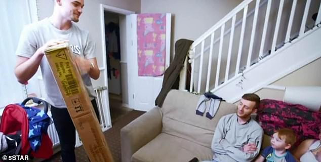 Nghe những lời tâm sự thật lòng của Anthony, Alex rất cảm động, chàng trai trẻ cho biết từ nhỏ mình đã sống sung sướng, được bảo vệ che chở, thường cho rằng mọi thứ là chuyện đương nhiên.