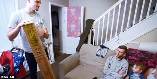 Nghe những lời tâm sự thật lòng của Anthony, Alex rất cảm động, chàng trai trẻ cho biết từ nhỏ mình đã sống sung sướng, được bảo vệ che chở, thường cho rằng mọi thứ là chuyện đương nhiên.