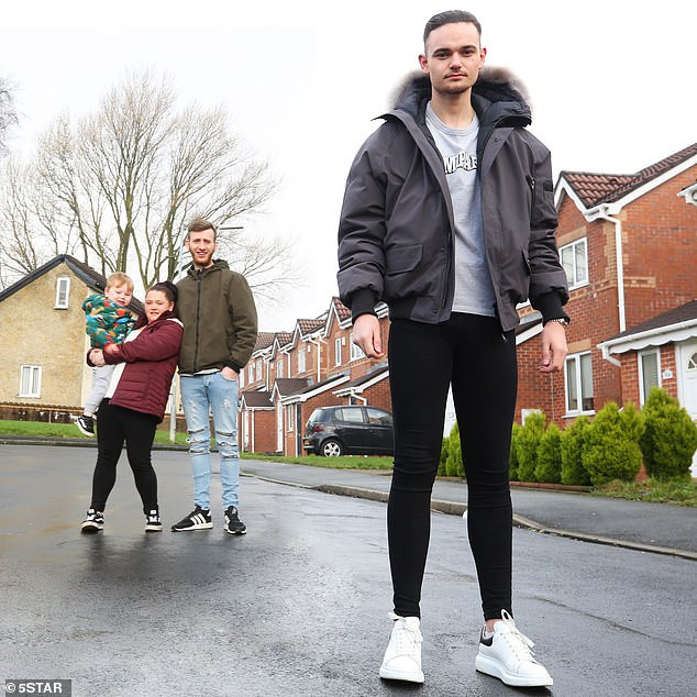 Mới đây, trong một chương trình thực tế ở Anh có tên "Rich Kids Go Skint", Alex, một chàng trai con nhà siêu giàu đã có dịp trải nghiệm cuộc sống của một người nghèo khó.