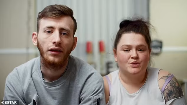 Khi Alex đến ở nhà Anthony và Jen, chàng trai giàu có chỉ có thể ngủ trên ghế sofa. Trong quá trình này, Alex cũng đi cùng Jen đến siêu thị, mua nguyên liệu nấu bữa tối với giá chỉ 15 bảng Anh. Điều này khiến Alex vô cùng ngạc nhiên. "Tôi không thể ngờ được rằng, 15 bảng có thể mua được nhiều thứ đến vậy", Alex nói.