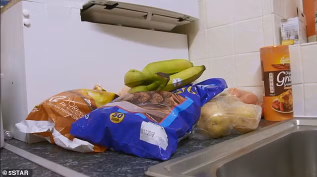 Anthony cho biết, vào năm 16 tuổi, anh bị đuổi khỏi nhà vì dùng ma túy và ăn cắp tiền. Từ đó, Anthony lang thang ở trung tâm thành phố, cho đến khi quen biết với Jen.