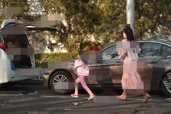 Netizen Trung phan no khi Ly Tieu Lo lay con gai ra 