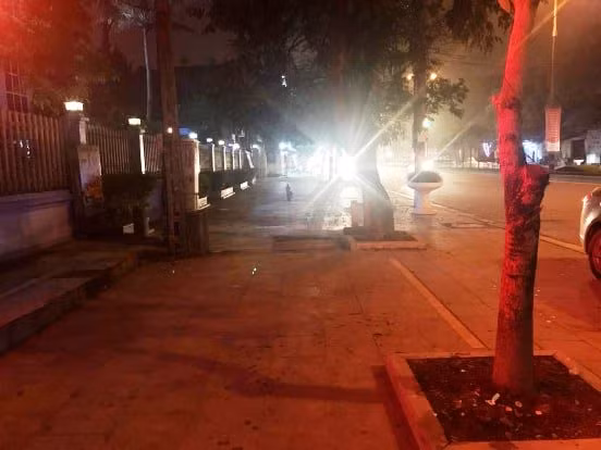 Truy bat 2 ke di xe may ban nguoi dung tren via he