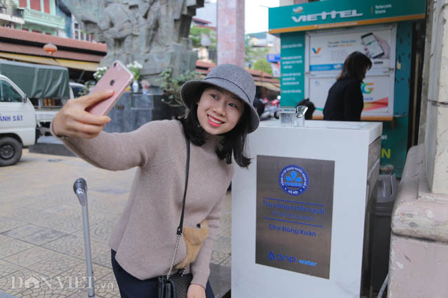 Chị Trần Thu Thảo (Gia Lai) chia sẻ: "Trụ nước này đặc biệt hữu ích với nhiều người dân, đặc biệt là du khách trong nước và nước ngoài, khi đi trên đường phố khát nước có thể lấy nước luôn tại đây rất tiện lợi. Tuy nhiên, nhiều người cũng vô ý, biến đây thành chỗ rửa tay, gây mất vệ sinh trên bề mặt đá của trụ nước. Do đó, tôi nghĩ cần có những chỉ dẫn rõ hơn cho người sử dụng".