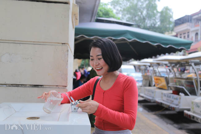 Chị Nguyễn Thị Linh chia sẻ: “Những trụ nước sạch này vô cùng hữu ích và phù hợp với điều kiện ở Việt Nam. Tôi và bạn bè thường hay đi tập thể dục gần đây nên thường xuyên lấy nước ở trụ nước sạch này để uống. Nước uống vào rất mát, tôi cảm nhận được độ tinh khiết của nước”.