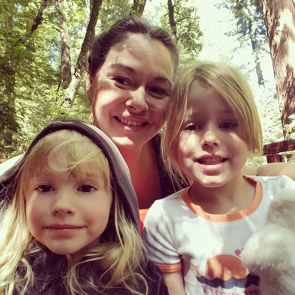 Hành trình sinh tồn kỳ diệu của 2 cô bé giữa rừng sâu Hanh trinh sinh ton ky dieu cua 2 co be giua rung sau