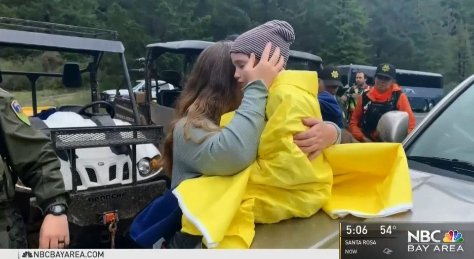 Hành trình sinh tồn kỳ diệu của 2 cô bé giữa rừng sâu - Hình 5 Hanh trinh sinh ton ky dieu cua 2 co be giua rung sau-Hinh-5