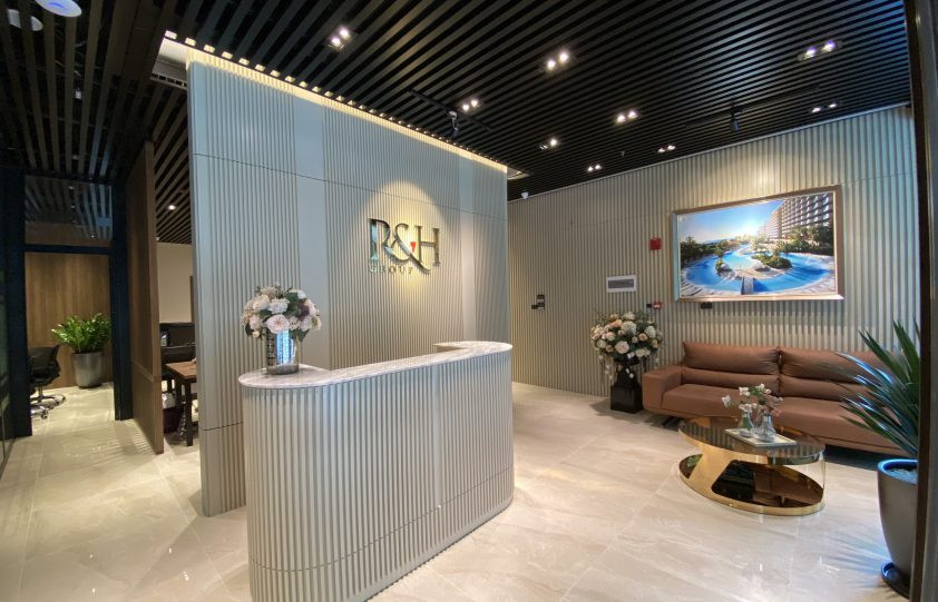 Gánh 5.000 tỷ dư nợ trái phiếu Tập đoàn R&H lỗ khủng gần 300 tỷ - Hình 2 Ganh 5.000 ty du no trai phieu Tap doan R&H lo khung gan 300 ty-Hinh-2