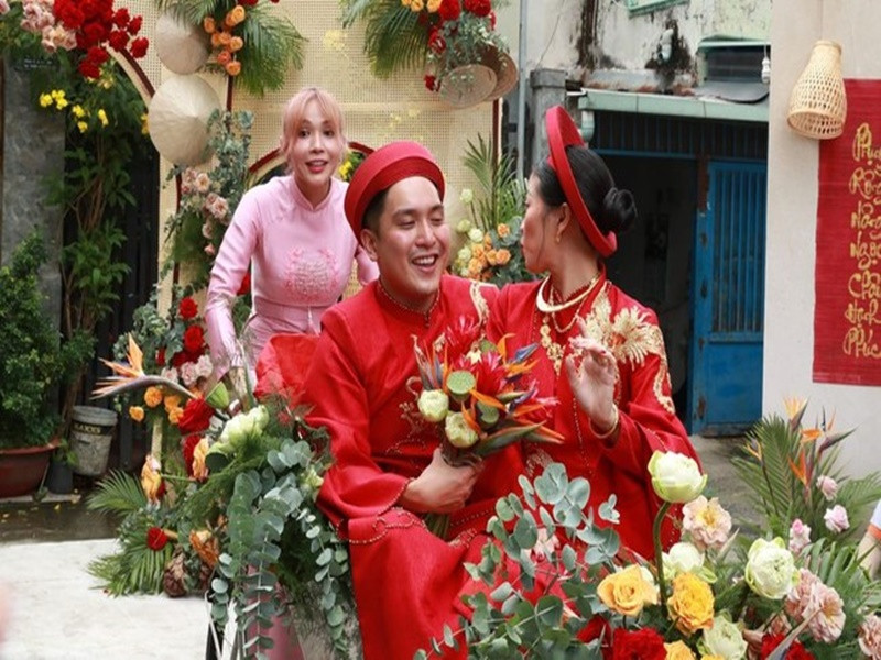 Nhân có xe xích lô mà nhà trai mang đến, Khả Như dùng phương tiện này chở vợ chồng Liêu Hà Trinh. Ảnh: Tiền Phong