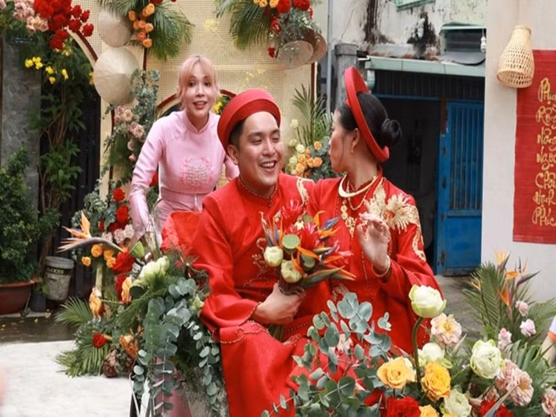 Nhân có xe xích lô mà nhà trai mang đến, Khả Như dùng phương tiện này chở vợ chồng Liêu Hà Trinh. Ảnh: Tiền Phong