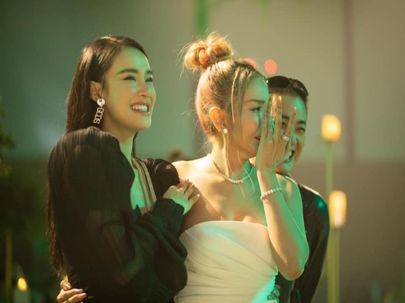 Nữ diễn viên bật khóc trong đám cưới. Ảnh: FBNV