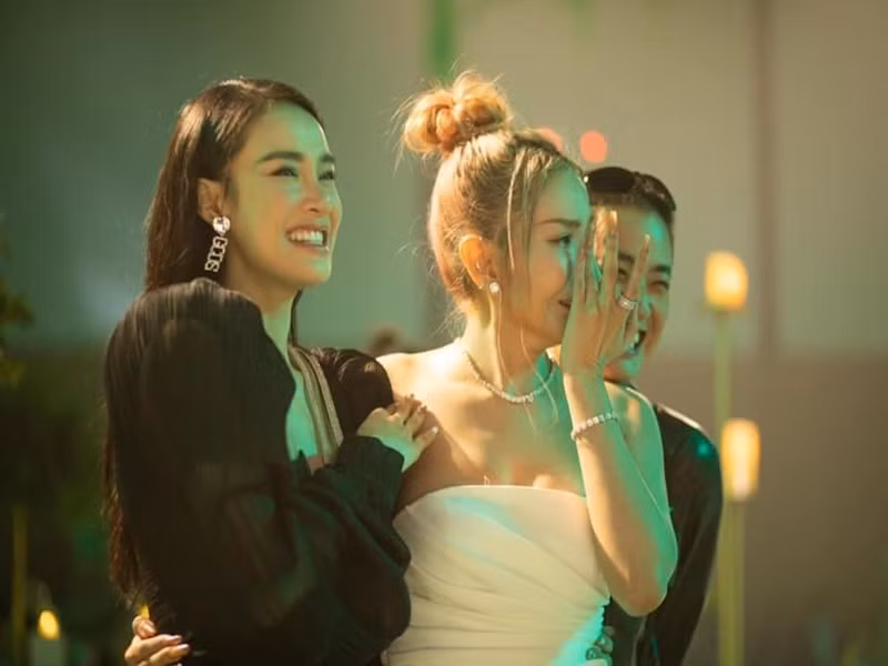 Nữ diễn viên bật khóc trong đám cưới. Ảnh: FBNV