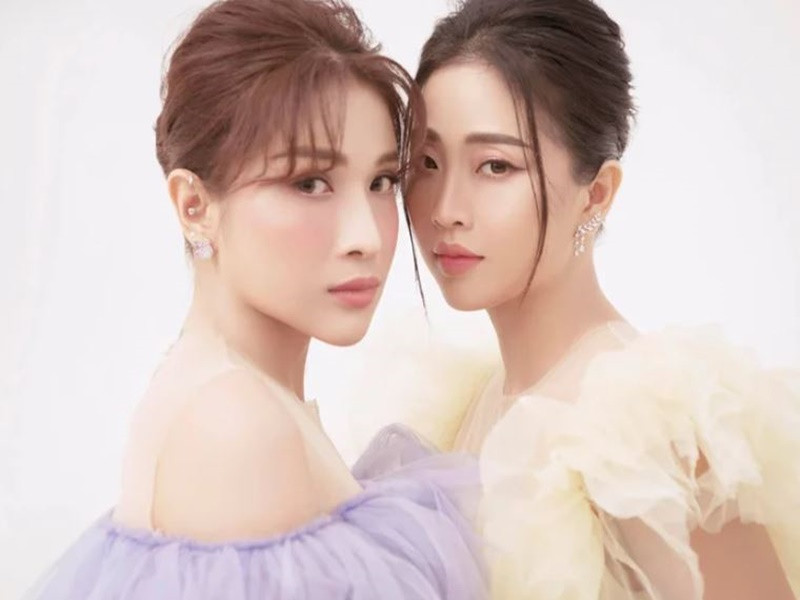 Tình bạn giữa Liêu Hà Trinh và Khả Như kéo dài khoảng 10 năm. Chia sẻ về cô bạn thân, Khả Như cho biết, cả hai mơ mộng, lãng mạn, hài hước, thông minh, ngây thơ và hoang dại. Trong khi Liêu Hà Trinh dám yêu, dám tin, dám thất tình, dám khóc, dám thể hiện là buồn là đau là hạnh phúc, còn Khả Như chẳng dám yêu, chẳng dám tin, không dám khóc, không để yếu đuối, không dám để mình dựa vào ai. Ảnh: Saostar