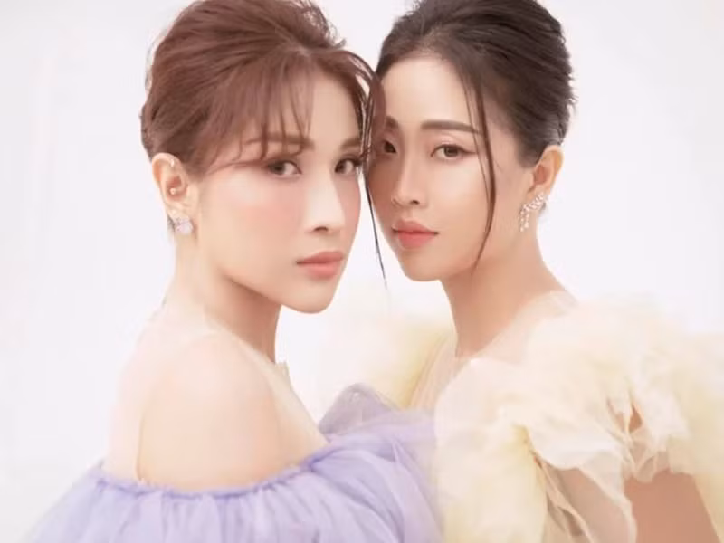 Tình bạn giữa Liêu Hà Trinh và Khả Như kéo dài khoảng 10 năm. Chia sẻ về cô bạn thân, Khả Như cho biết, cả hai mơ mộng, lãng mạn, hài hước, thông minh, ngây thơ và hoang dại. Trong khi Liêu Hà Trinh dám yêu, dám tin, dám thất tình, dám khóc, dám thể hiện là buồn là đau là hạnh phúc, còn Khả Như chẳng dám yêu, chẳng dám tin, không dám khóc, không để yếu đuối, không dám để mình dựa vào ai. Ảnh: Saostar