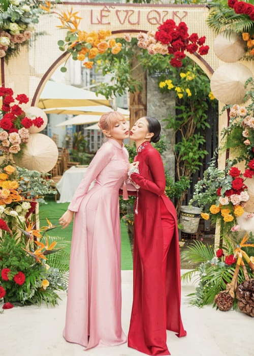 Trong lễ vu quy của Liêu Hà Trinh, Khả Như làm phù dâu. Ảnh: FBNV