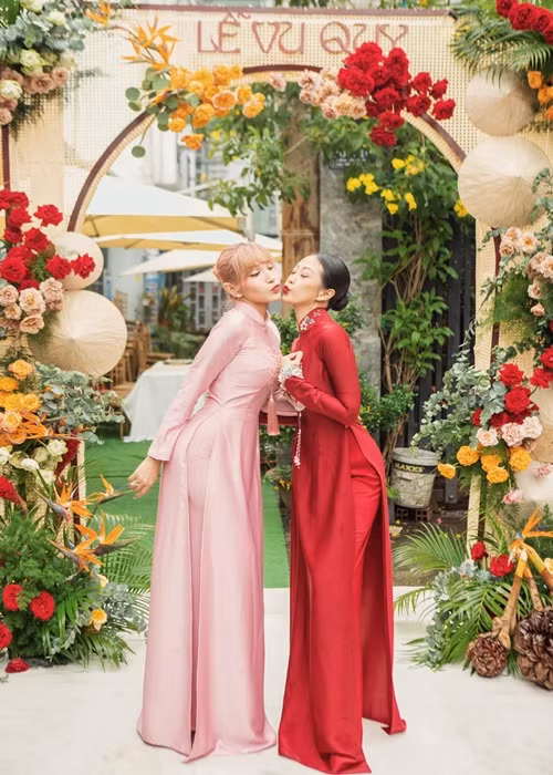 Trong lễ vu quy của Liêu Hà Trinh, Khả Như làm phù dâu. Ảnh: FBNV