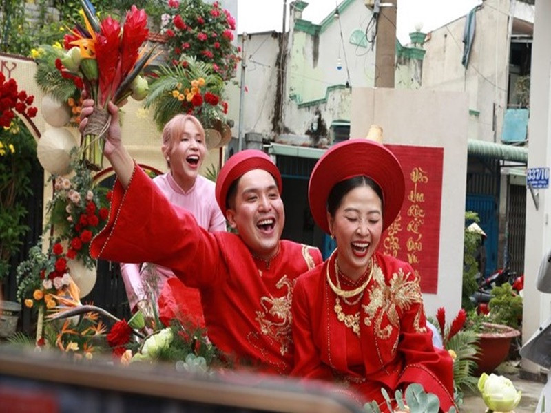 Khả Như vừa đi vừa nói: “Em đạp xích lô chở bạn theo chồng nha cả nhà ơi". Ảnh: Tiền Phong