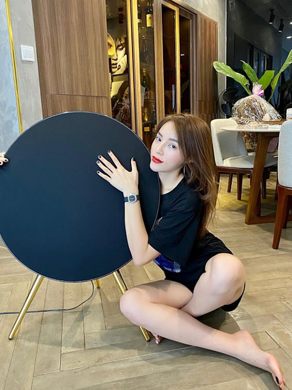 Hoa hậu Kỳ Duyên là gương mặt hàng đầu trong các show thời trang uy tín ở thời điểm hiện tại. Là hình mẫu lý tưởng của nhiều chị em phụ nữ, hình ảnh hiện tại mà Hoa hậu Việt Nam 2014 đang hướng tới là một quý cô xinh đẹp, sang chảnh. Để phục vụ nhu cầu giải trí, Kỳ Duyên đặc biệt tậu hẳn một chiếc loa cao cấp mua tại Paris.