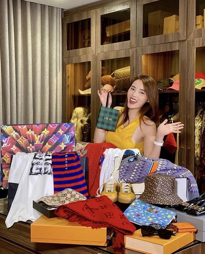 Không gian sống ảo, đập hộp của Kỳ Duyên.