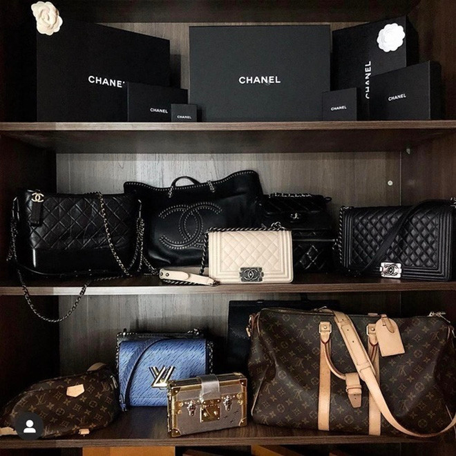 Từ các thương hiệu có tiếng. Được biết, Kỳ Duyên dành riêng một căn phòng bí mật trong căn hộ hiện đại để chứa bộ sưu tập hàng hiệu từ quần áo, túi xách, nước hoa, kính... "Đồ bây giờ là full hết khắp phòng rồi. Không có chỗ để nữa", Hoa hậu Kỳ Duyên từng chia sẻ.